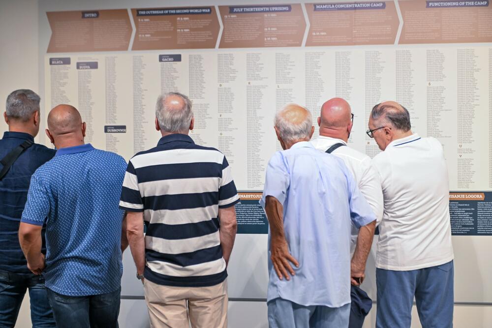 <p>Svečano polaganje vijenaca i podsjećanje na zatočenike iz Boke, istočne Hercegovine i južne Dalmacije tradicionalno i ove godine su organizovali OBNOR Herceg Novi i hotel Mamula Island, uz podršku Mjesne zajednice Luštica, Opštine Herceg Novi i Saveza organizacija boraca NOR 1941–1945.</p>