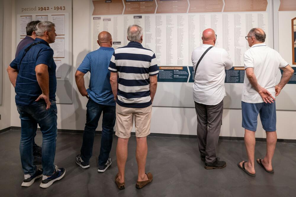 <p>Svečano polaganje vijenaca i podsjećanje na zatočenike iz Boke, istočne Hercegovine i južne Dalmacije tradicionalno i ove godine su organizovali OBNOR Herceg Novi i hotel Mamula Island, uz podršku Mjesne zajednice Luštica, Opštine Herceg Novi i Saveza organizacija boraca NOR 1941–1945.</p>