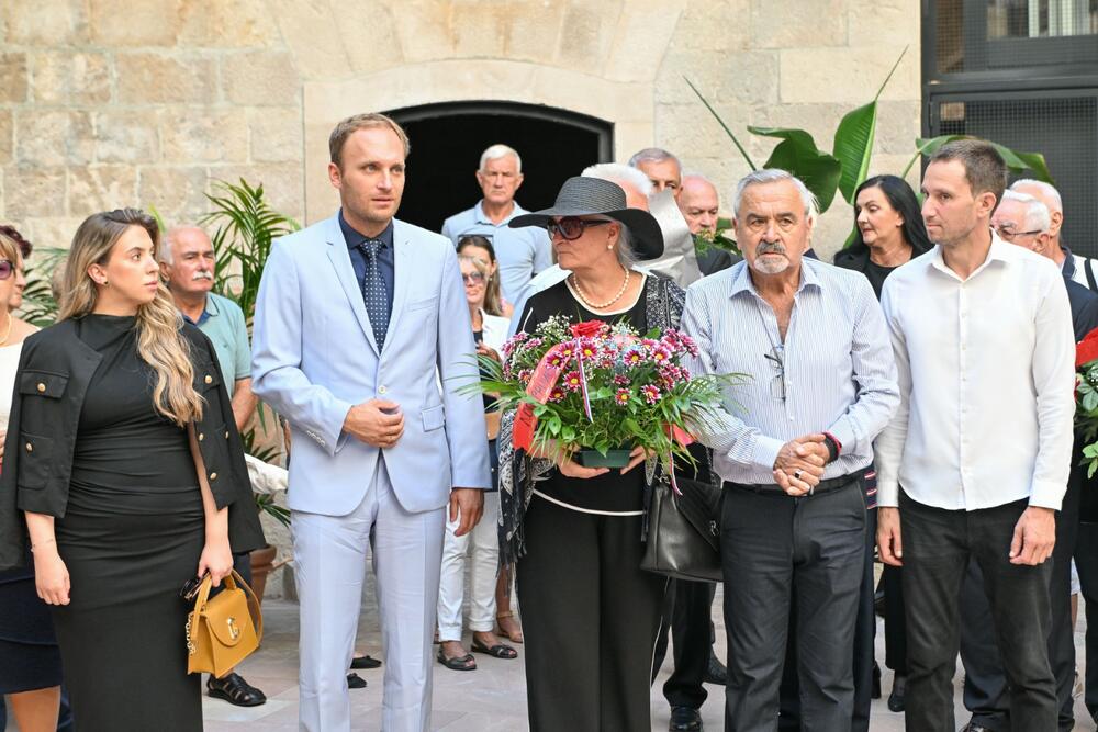 <p>Svečano polaganje vijenaca i podsjećanje na zatočenike iz Boke, istočne Hercegovine i južne Dalmacije tradicionalno i ove godine su organizovali OBNOR Herceg Novi i hotel Mamula Island, uz podršku Mjesne zajednice Luštica, Opštine Herceg Novi i Saveza organizacija boraca NOR 1941–1945.</p>
