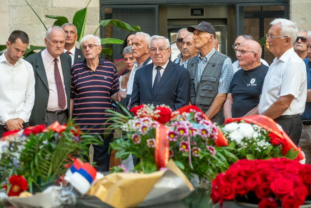 <p>Svečano polaganje vijenaca i podsjećanje na zatočenike iz Boke, istočne Hercegovine i južne Dalmacije tradicionalno i ove godine su organizovali OBNOR Herceg Novi i hotel Mamula Island, uz podršku Mjesne zajednice Luštica, Opštine Herceg Novi i Saveza organizacija boraca NOR 1941–1945.</p>