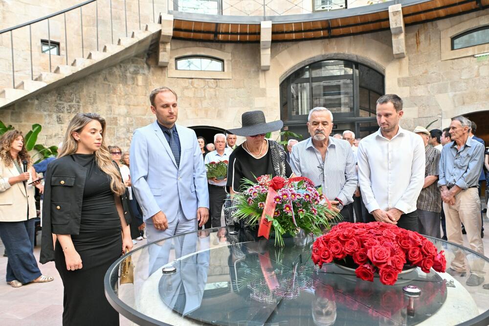 <p>Svečano polaganje vijenaca i podsjećanje na zatočenike iz Boke, istočne Hercegovine i južne Dalmacije tradicionalno i ove godine su organizovali OBNOR Herceg Novi i hotel Mamula Island, uz podršku Mjesne zajednice Luštica, Opštine Herceg Novi i Saveza organizacija boraca NOR 1941–1945.</p>