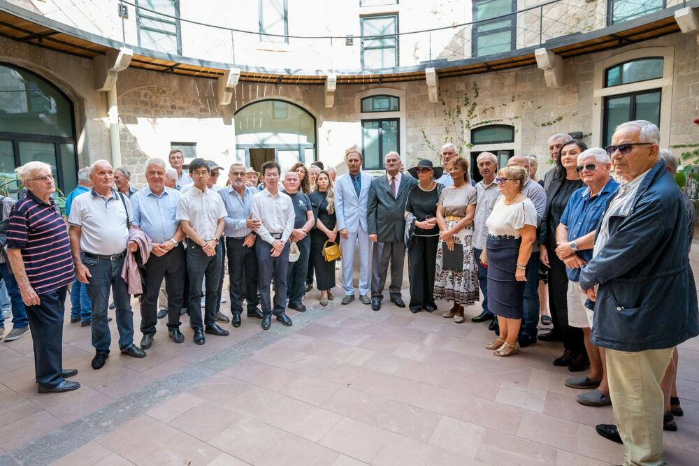 <p>Svečano polaganje vijenaca i podsjećanje na zatočenike iz Boke, istočne Hercegovine i južne Dalmacije tradicionalno i ove godine su organizovali OBNOR Herceg Novi i hotel Mamula Island, uz podršku Mjesne zajednice Luštica, Opštine Herceg Novi i Saveza organizacija boraca NOR 1941–1945.</p>