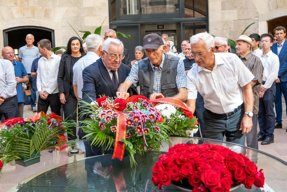 <p>Svečano polaganje vijenaca i podsjećanje na zatočenike iz Boke, istočne Hercegovine i južne Dalmacije tradicionalno i ove godine su organizovali OBNOR Herceg Novi i hotel Mamula Island, uz podršku Mjesne zajednice Luštica, Opštine Herceg Novi i Saveza organizacija boraca NOR 1941–1945.</p>