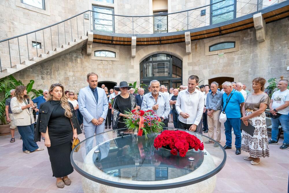 <p>Svečano polaganje vijenaca i podsjećanje na zatočenike iz Boke, istočne Hercegovine i južne Dalmacije tradicionalno i ove godine su organizovali OBNOR Herceg Novi i hotel Mamula Island, uz podršku Mjesne zajednice Luštica, Opštine Herceg Novi i Saveza organizacija boraca NOR 1941–1945.</p>