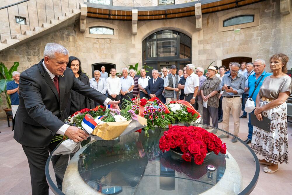 <p>Svečano polaganje vijenaca i podsjećanje na zatočenike iz Boke, istočne Hercegovine i južne Dalmacije tradicionalno i ove godine su organizovali OBNOR Herceg Novi i hotel Mamula Island, uz podršku Mjesne zajednice Luštica, Opštine Herceg Novi i Saveza organizacija boraca NOR 1941–1945.</p>