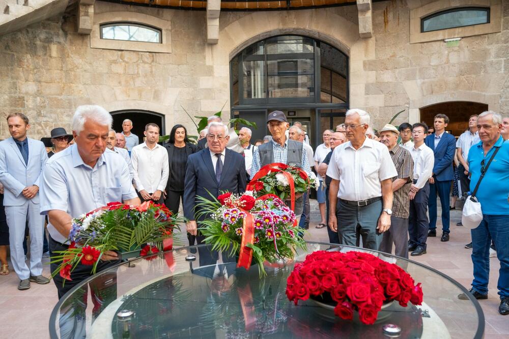 <p>Svečano polaganje vijenaca i podsjećanje na zatočenike iz Boke, istočne Hercegovine i južne Dalmacije tradicionalno i ove godine su organizovali OBNOR Herceg Novi i hotel Mamula Island, uz podršku Mjesne zajednice Luštica, Opštine Herceg Novi i Saveza organizacija boraca NOR 1941–1945.</p>