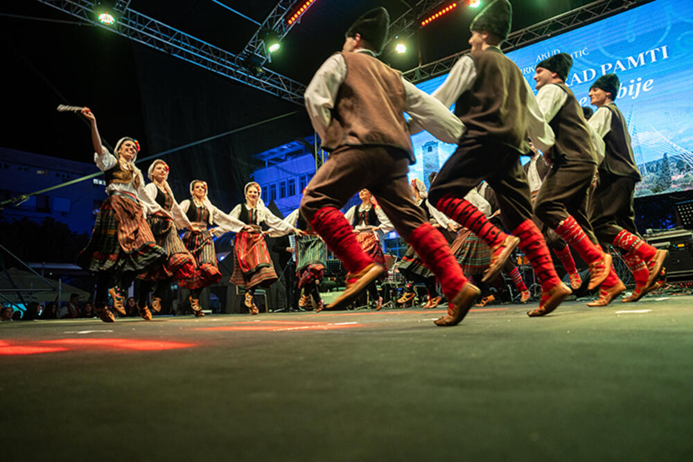 <p>Pozivamo <strong>djecu, omladince i odrasle</strong> da nam se pridruže i postanu dio naše velike folklorne porodice.</p>