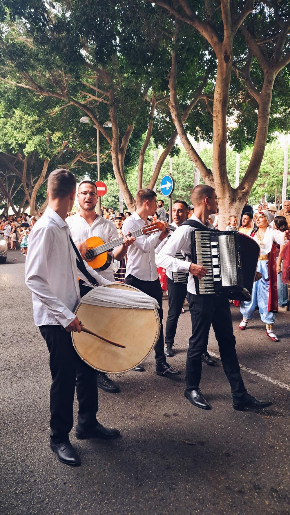 <p>Pozivamo <strong>djecu, omladince i odrasle</strong> da nam se pridruže i postanu dio naše velike folklorne porodice.</p>