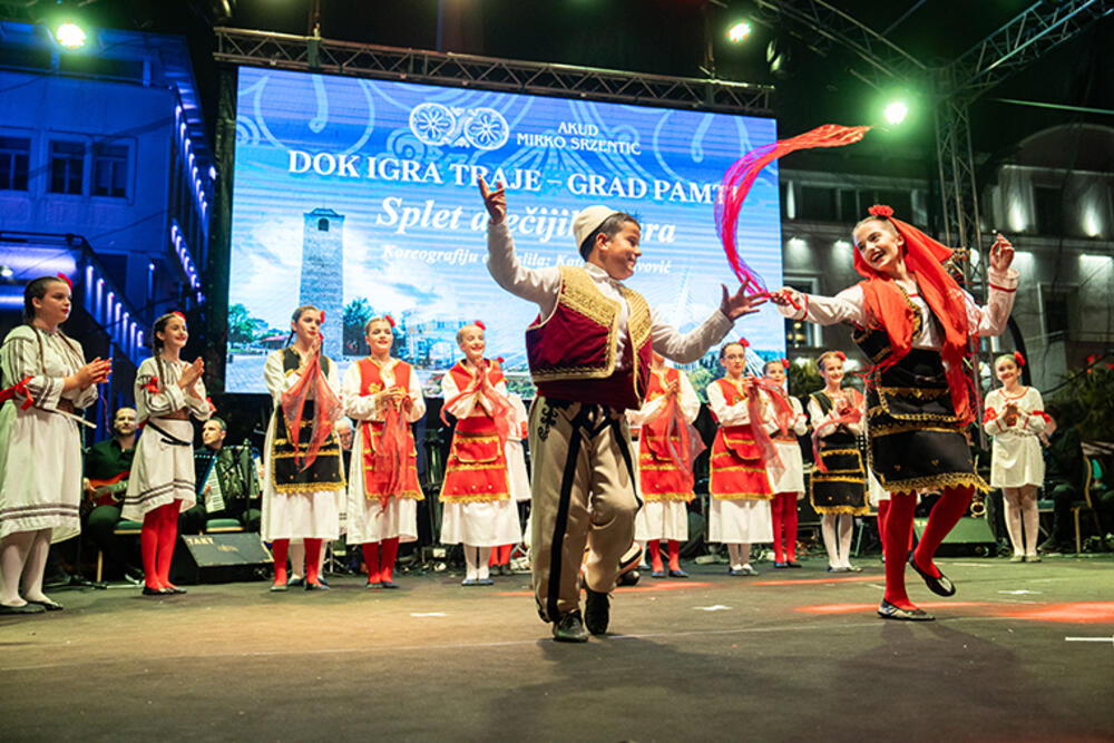 <p>Pozivamo <strong>djecu, omladince i odrasle</strong> da nam se pridruže i postanu dio naše velike folklorne porodice.</p>