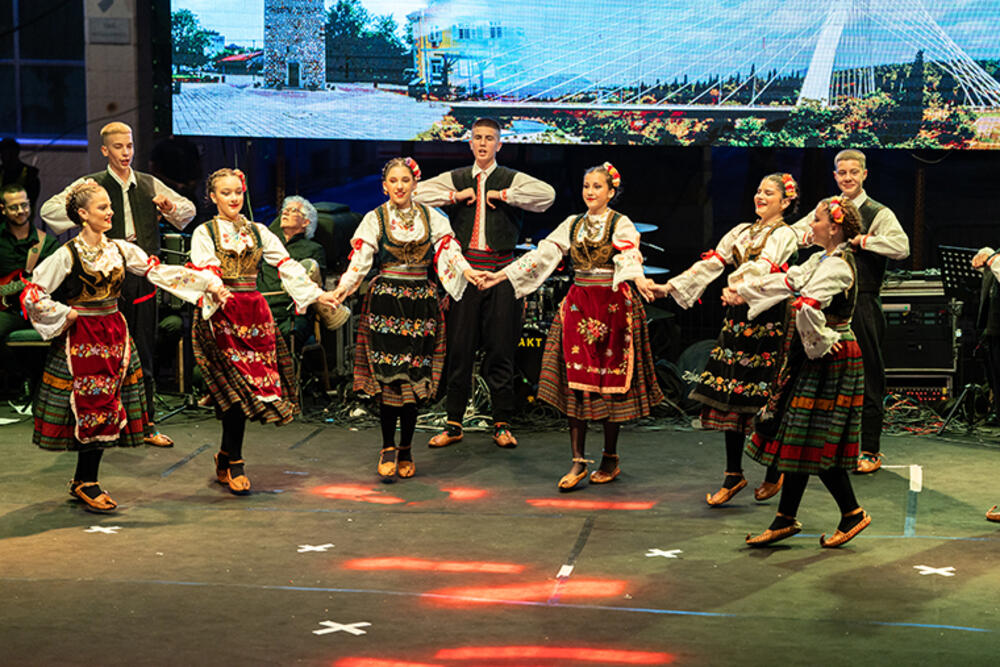 <p>Pozivamo <strong>djecu, omladince i odrasle</strong> da nam se pridruže i postanu dio naše velike folklorne porodice.</p>