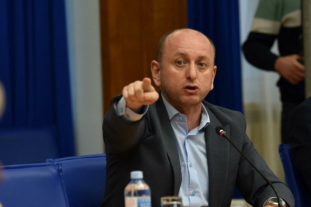 Ekološki kosmuran i ćelavi fašista