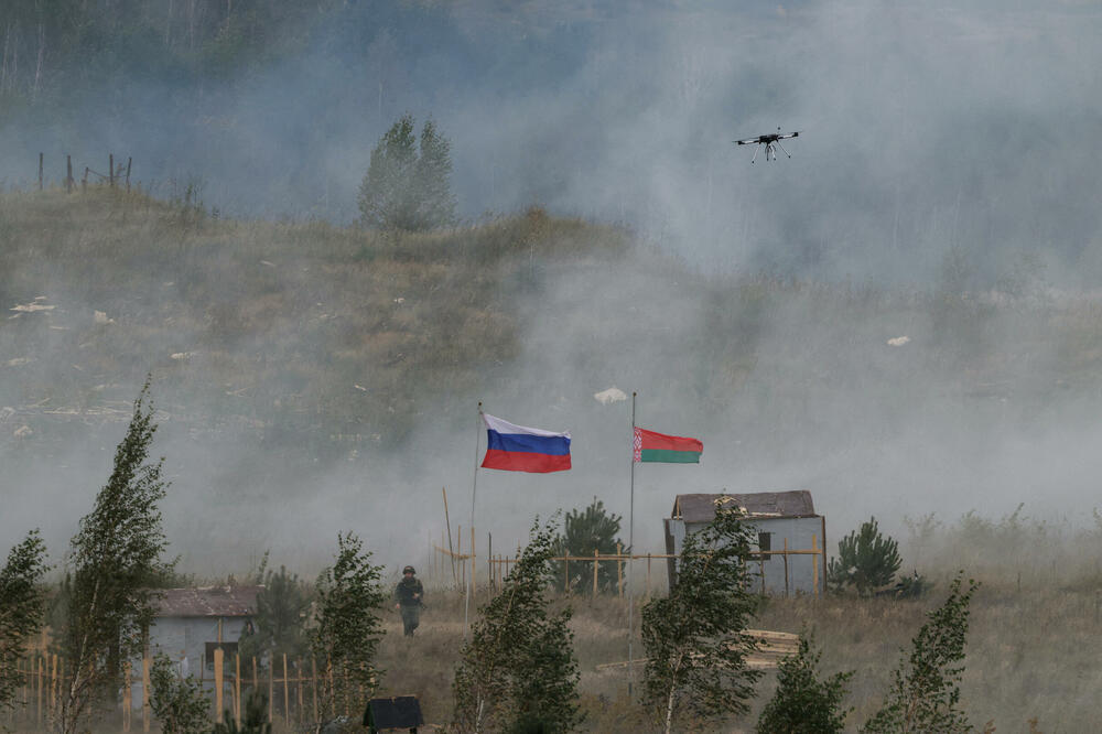Ruska i bjeloruska zastava na poligonu tokom vježbe Zapad 2025 blizu Borisova u Bjelorusiji, Foto: Rojters