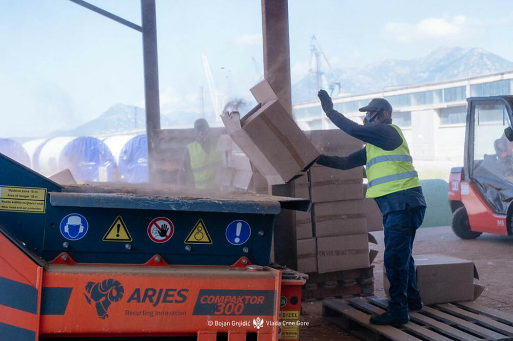 <p>Premijer Crne Gore Milojko Spajić je to kazao tokom današnje posjete Slobodnoj zoni, gdje je predvodio Koordinaciono tijelo za popis oduzete robe u tom dijelu "Luke Bar", čime je ozvaničen završetak aktivnosti na uništenju zaplijenjenih duvanskih proizvoda iz 2022. godine.</p>