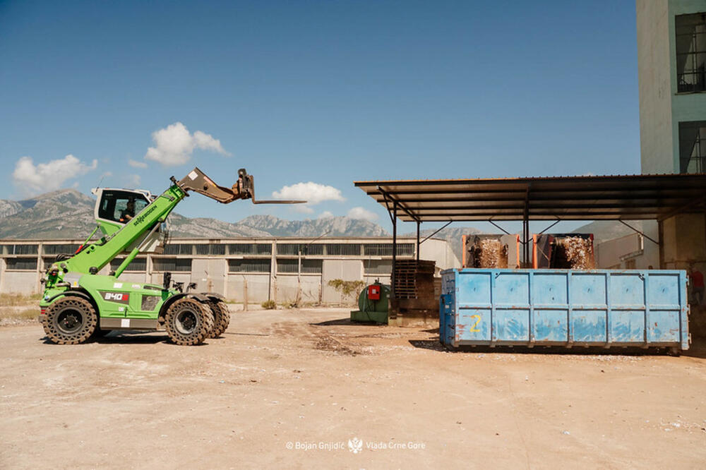 <p>Premijer Crne Gore Milojko Spajić je to kazao tokom današnje posjete Slobodnoj zoni, gdje je predvodio Koordinaciono tijelo za popis oduzete robe u tom dijelu "Luke Bar", čime je ozvaničen završetak aktivnosti na uništenju zaplijenjenih duvanskih proizvoda iz 2022. godine.</p>