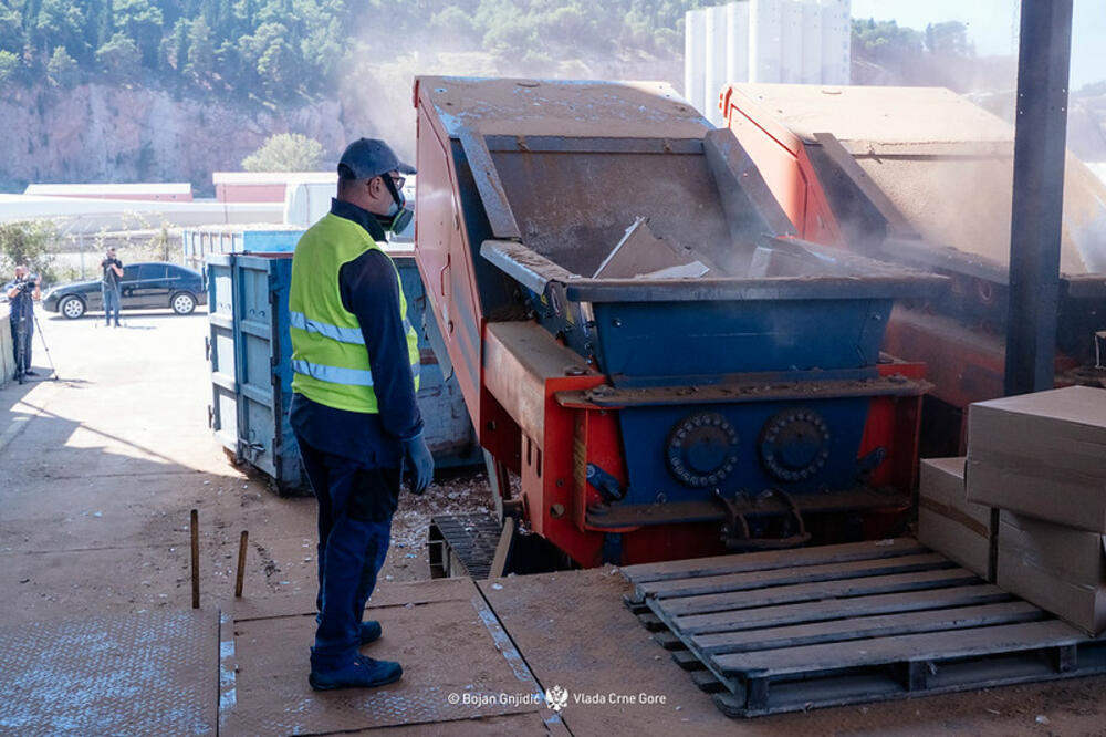 <p>Premijer Crne Gore Milojko Spajić je to kazao tokom današnje posjete Slobodnoj zoni, gdje je predvodio Koordinaciono tijelo za popis oduzete robe u tom dijelu "Luke Bar", čime je ozvaničen završetak aktivnosti na uništenju zaplijenjenih duvanskih proizvoda iz 2022. godine.</p>