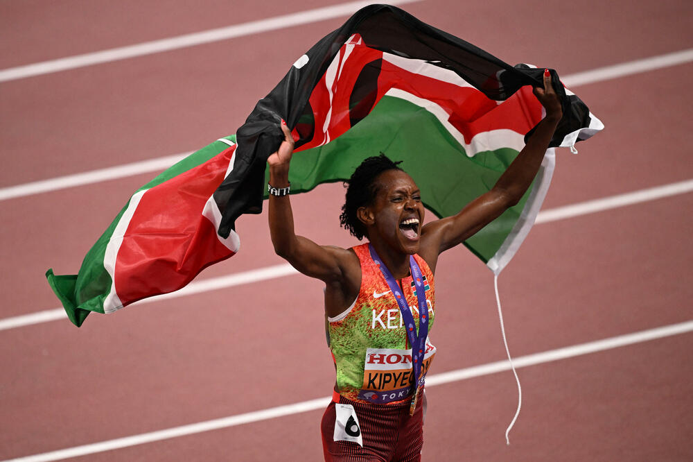 Fejt sa zastavom Kenije nakon trijumfa u Tokiju, Foto: Reuters