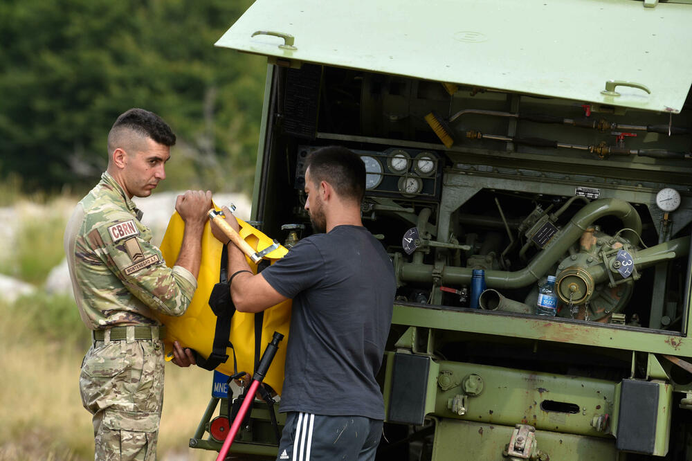 Vojska Crne Gore danonoćno bila angažovana na gašenju požara, Foto: BORIS PEJOVIC