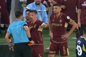 Kapiten Savić pokazao sudiji da obuče dres Fenera, navijači...