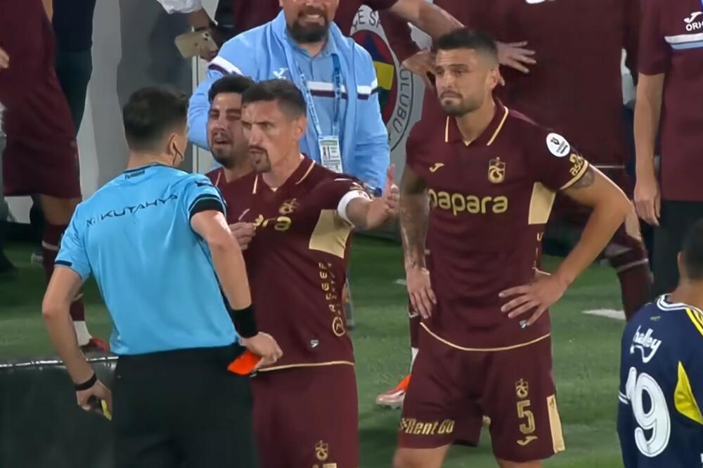 Savić i sudija Ergun tokom meča sa Fenerbahčeom, Foto: Printscreen YouTube