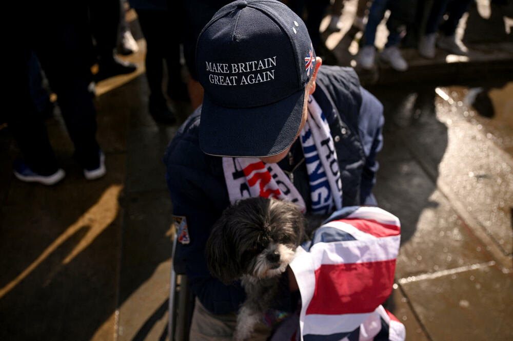 Učesnik protestnog skupa u Londonu u subotu 13. septembra, Foto: Rojters