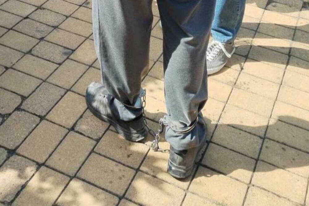 Jovičić u lancima doveden na sahranu svog oca, Foto: X/ftn_se_budi