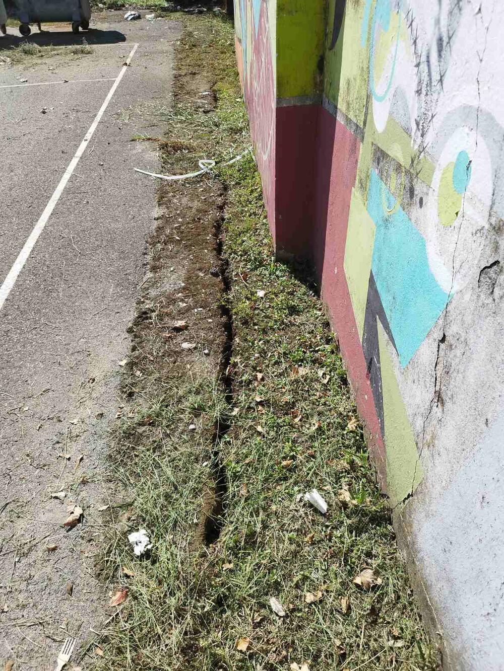 Naprsnuća tla uz ogradu dvorišta “Ljubovića”