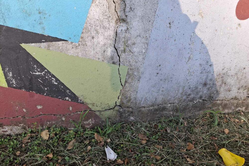 Usljed radova na susjednoj parceli, došlo je do pucanja betonske ograde Centra “Ljubović”, Foto: Privatna arhiva
