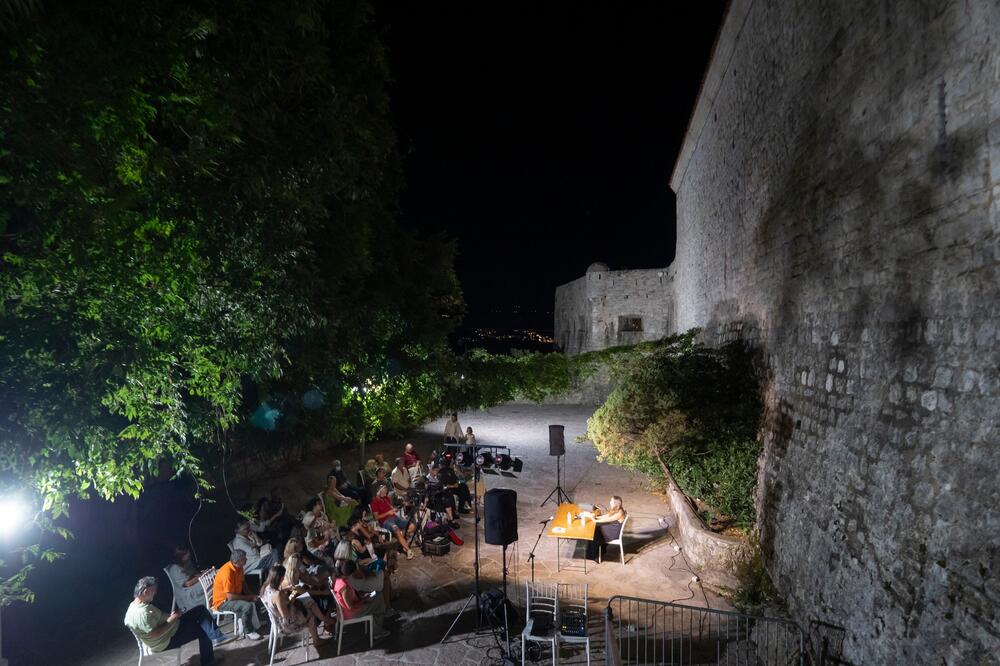 Sa književne večeri u Budvi, Foto: Narodna biblioteka Budva