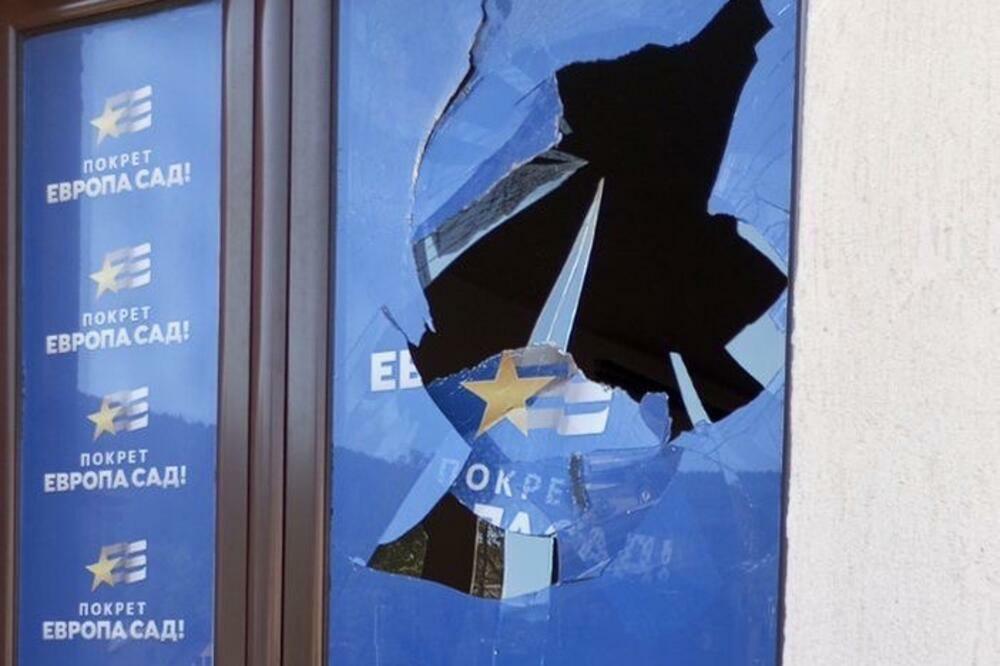 Slomljena vrata na straničkim prostorijama PES-a, Foto: PES