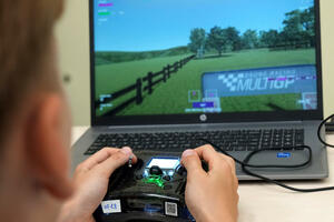 Uče djecu da upravljaju dronovima