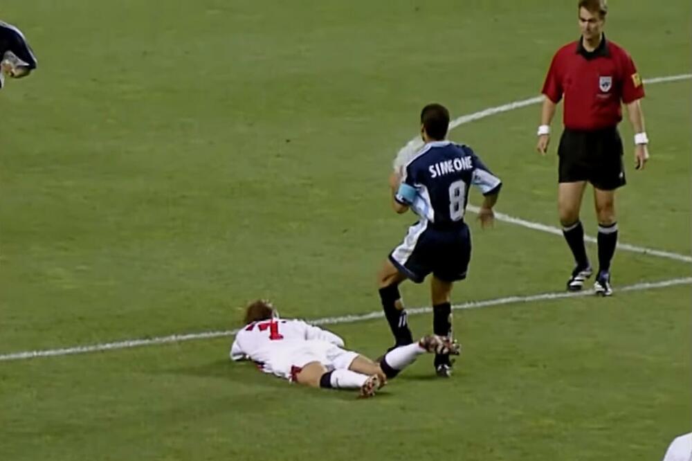 Trenutak kada je Bekam udario Simeonea, Foto: Printscreen YouTube