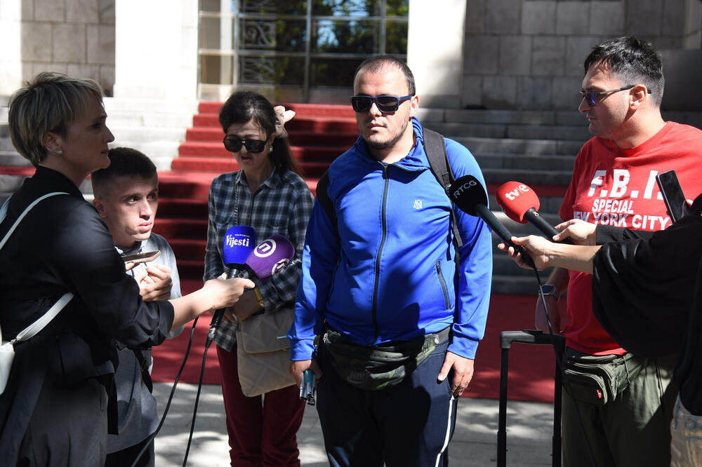 Predstavnici NVO “Bijeli štap” ispred Skupštine, Foto: Luka Zeković