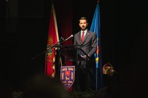 Milatović Kovačeviću poklonio skulpturu Ljuba Čupića za Dan...