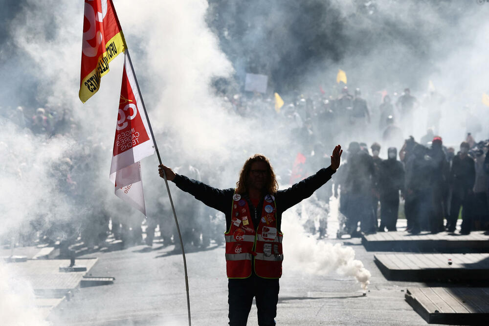 <p>Sindikati koji su sazvali štrajk zalažu se za odustajanje od predloženih budžetski rezova, od zamrzavanja socijalnih davanja i drugih mjera štednje. Oni smatraju da će te mjere dalje udarati po džepu nisko plaćene radnike i ljude srednje klase, a zbog kojih su već pale dvije vlade</p>