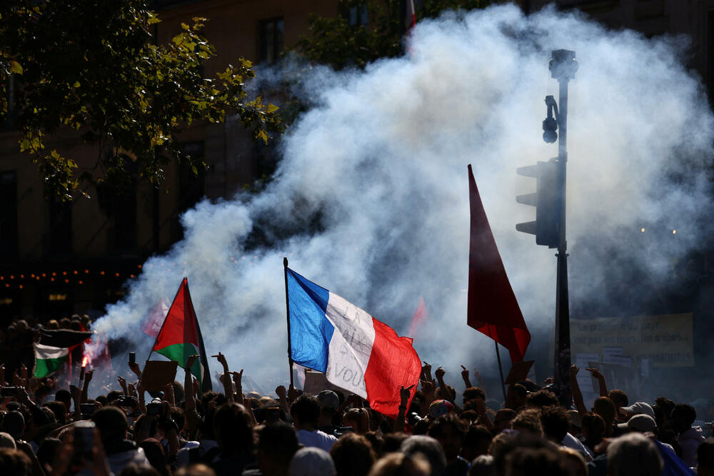 <p>Sindikati koji su sazvali štrajk zalažu se za odustajanje od predloženih budžetski rezova, od zamrzavanja socijalnih davanja i drugih mjera štednje. Oni smatraju da će te mjere dalje udarati po džepu nisko plaćene radnike i ljude srednje klase, a zbog kojih su već pale dvije vlade</p>