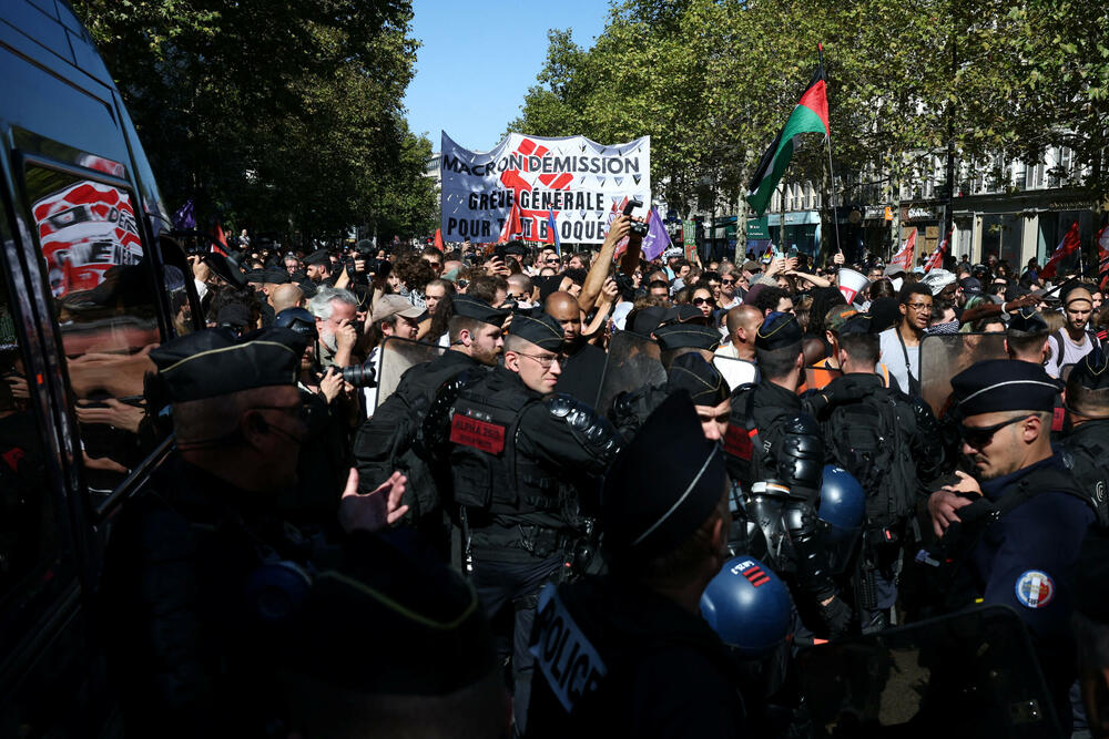 <p>Sindikati koji su sazvali štrajk zalažu se za odustajanje od predloženih budžetski rezova, od zamrzavanja socijalnih davanja i drugih mjera štednje. Oni smatraju da će te mjere dalje udarati po džepu nisko plaćene radnike i ljude srednje klase, a zbog kojih su već pale dvije vlade</p>