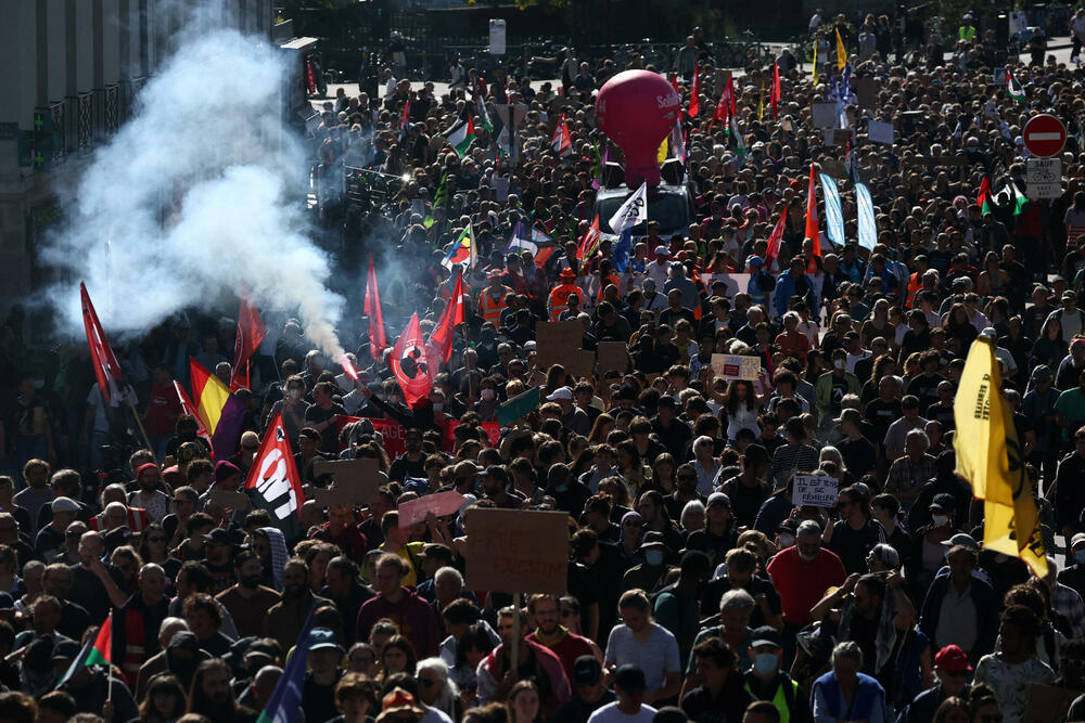 <p>Sindikati koji su sazvali štrajk zalažu se za odustajanje od predloženih budžetski rezova, od zamrzavanja socijalnih davanja i drugih mjera štednje. Oni smatraju da će te mjere dalje udarati po džepu nisko plaćene radnike i ljude srednje klase, a zbog kojih su već pale dvije vlade</p>