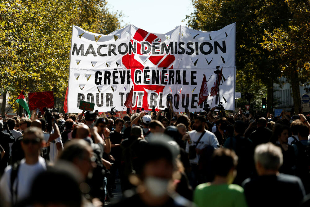 <p>Sindikati koji su sazvali štrajk zalažu se za odustajanje od predloženih budžetski rezova, od zamrzavanja socijalnih davanja i drugih mjera štednje. Oni smatraju da će te mjere dalje udarati po džepu nisko plaćene radnike i ljude srednje klase, a zbog kojih su već pale dvije vlade</p>