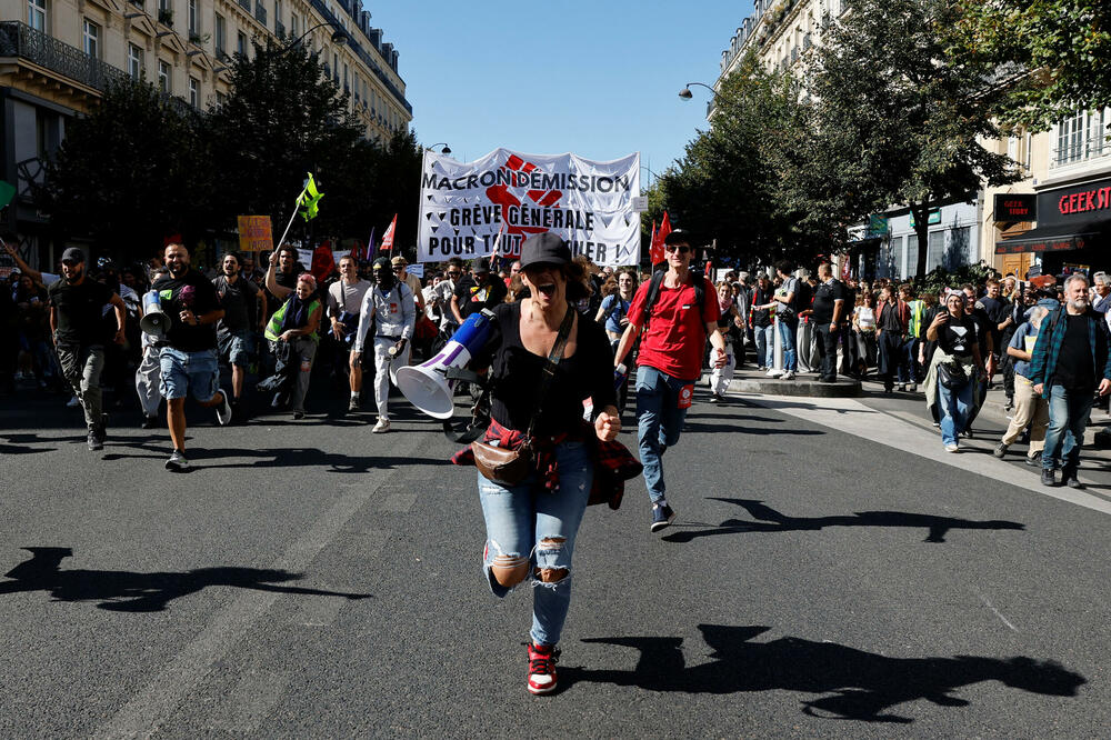 <p>Sindikati koji su sazvali štrajk zalažu se za odustajanje od predloženih budžetski rezova, od zamrzavanja socijalnih davanja i drugih mjera štednje. Oni smatraju da će te mjere dalje udarati po džepu nisko plaćene radnike i ljude srednje klase, a zbog kojih su već pale dvije vlade</p>