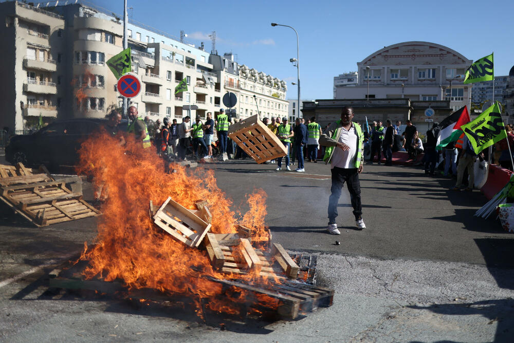 <p>Sindikati koji su sazvali štrajk zalažu se za odustajanje od predloženih budžetski rezova, od zamrzavanja socijalnih davanja i drugih mjera štednje. Oni smatraju da će te mjere dalje udarati po džepu nisko plaćene radnike i ljude srednje klase, a zbog kojih su već pale dvije vlade</p>