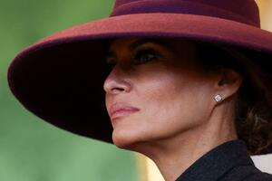 Melanijin šešir, žuta haljina i zlatna toaleta princeze Kejt -...