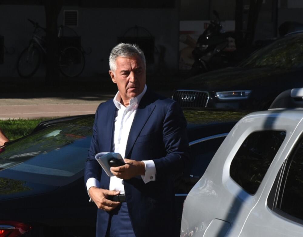 <p>Održano ročište u sporu koji bivši predsjednik države vodi protiv ASK-a. On je tužio tu agenciju zbog odluke da je prekršio zakon u vezi sa rivolving karticom Atlas banke, traži naknadu štete zbog povrede prava ličnosti u iznosu od 5.000 eura</p>