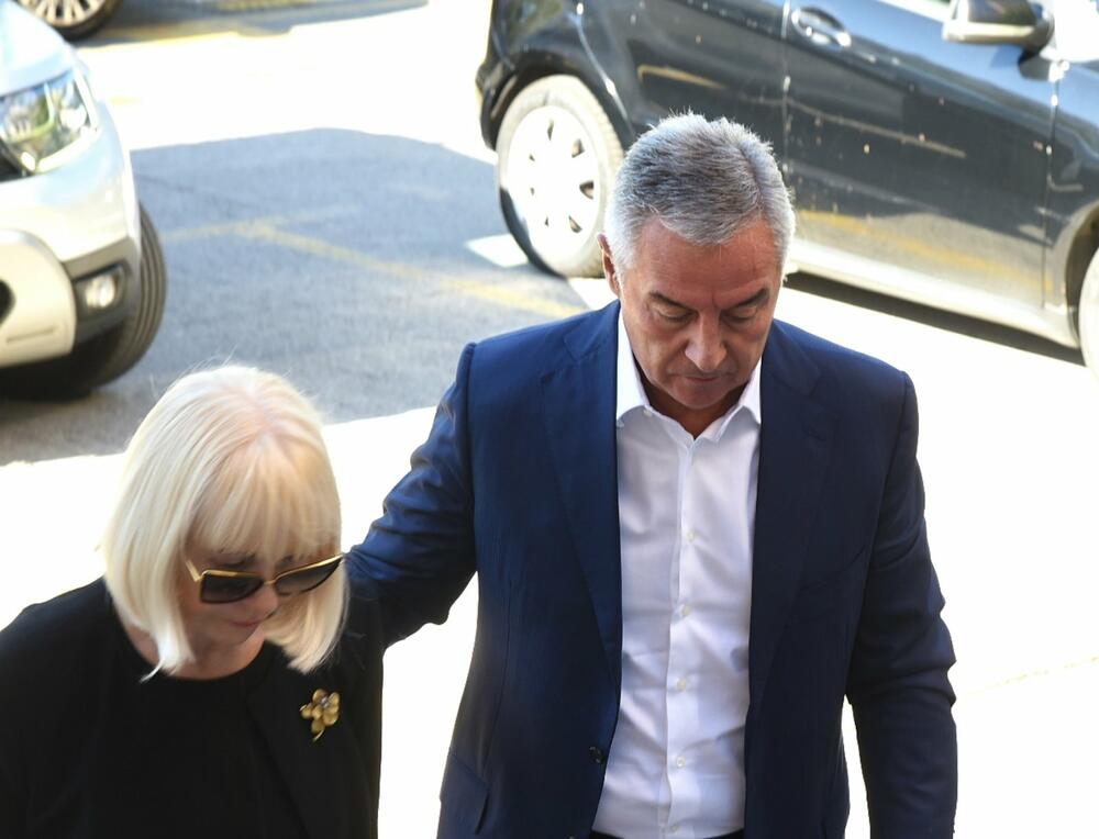 <p>Održano ročište u sporu koji bivši predsjednik države vodi protiv ASK-a. On je tužio tu agenciju zbog odluke da je prekršio zakon u vezi sa rivolving karticom Atlas banke, traži naknadu štete zbog povrede prava ličnosti u iznosu od 5.000 eura</p>