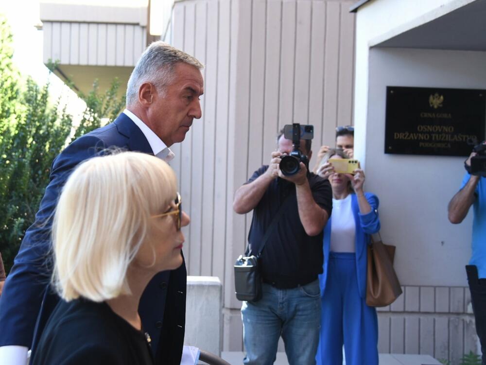 <p>Održano ročište u sporu koji bivši predsjednik države vodi protiv ASK-a. On je tužio tu agenciju zbog odluke da je prekršio zakon u vezi sa rivolving karticom Atlas banke, traži naknadu štete zbog povrede prava ličnosti u iznosu od 5.000 eura</p>