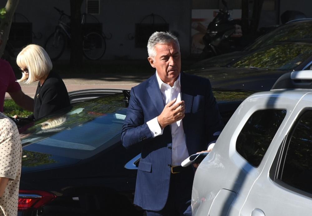 <p>Održano ročište u sporu koji bivši predsjednik države vodi protiv ASK-a. On je tužio tu agenciju zbog odluke da je prekršio zakon u vezi sa rivolving karticom Atlas banke, traži naknadu štete zbog povrede prava ličnosti u iznosu od 5.000 eura</p>