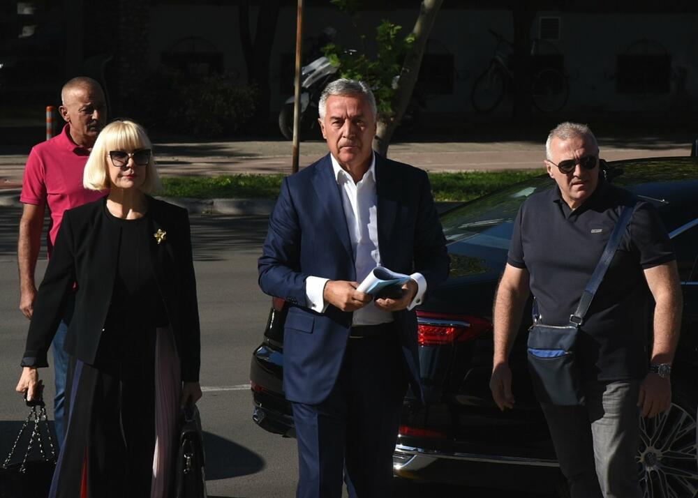 <p>Održano ročište u sporu koji bivši predsjednik države vodi protiv ASK-a. On je tužio tu agenciju zbog odluke da je prekršio zakon u vezi sa rivolving karticom Atlas banke, traži naknadu štete zbog povrede prava ličnosti u iznosu od 5.000 eura</p>