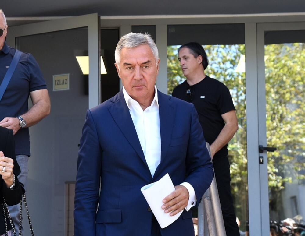 <p>Održano ročište u sporu koji bivši predsjednik države vodi protiv ASK-a. On je tužio tu agenciju zbog odluke da je prekršio zakon u vezi sa rivolving karticom Atlas banke, traži naknadu štete zbog povrede prava ličnosti u iznosu od 5.000 eura</p>