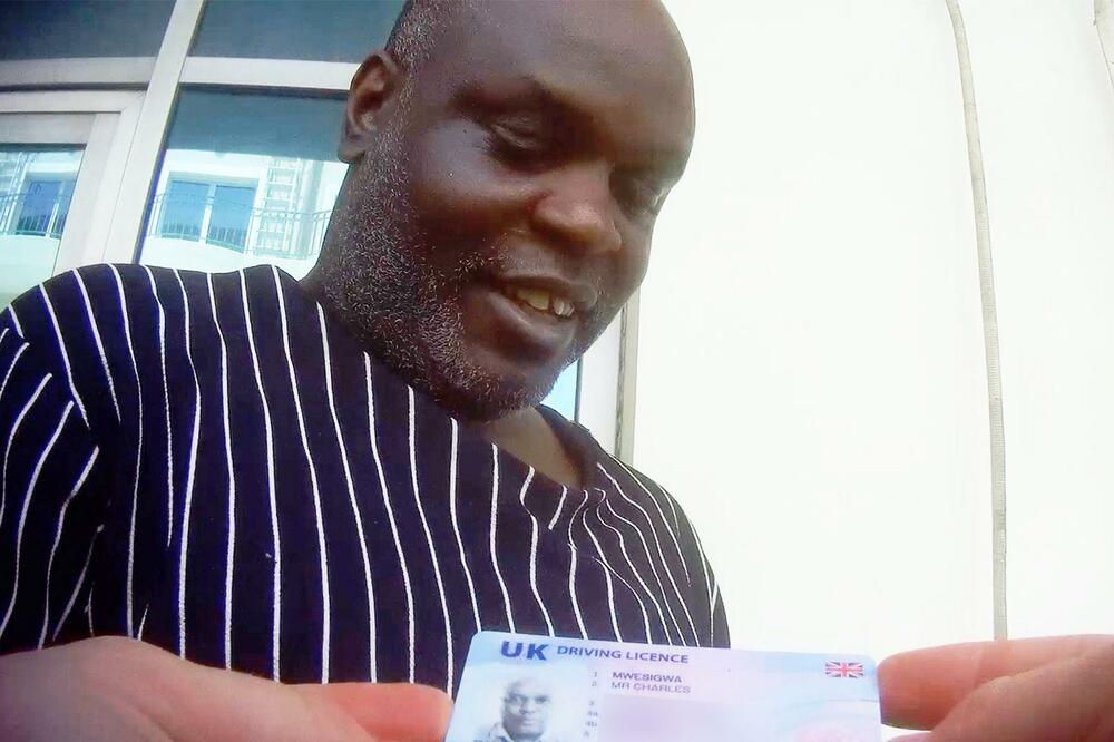 Mvesigva nam je pokazao britansku vozačku dozvolu i rekao je da je nekada bio vozač autobusa u Londonu, Foto: BBC