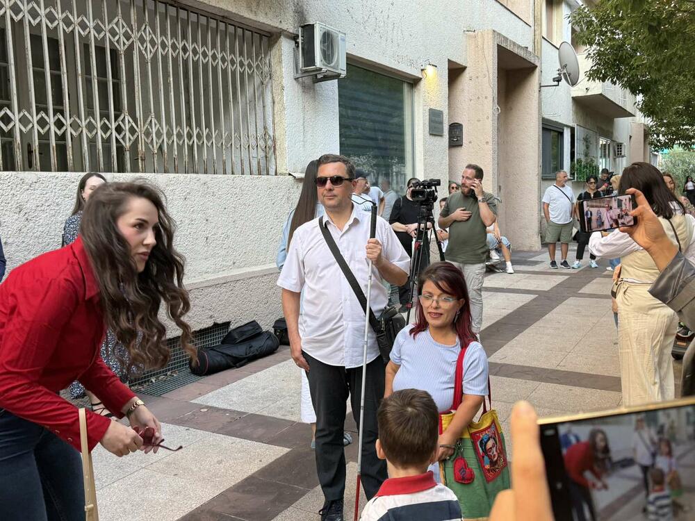 <p>"Milojko Spajiću potegni i zovi ministra na ostavku. Ovo nije kraj, tek je početak. Nećemo vam se micati ispred Vlade", rekao je organizator protesta i predstavnik nevladine organizacije (NVO) "Niste sami" Goran Laković</p>