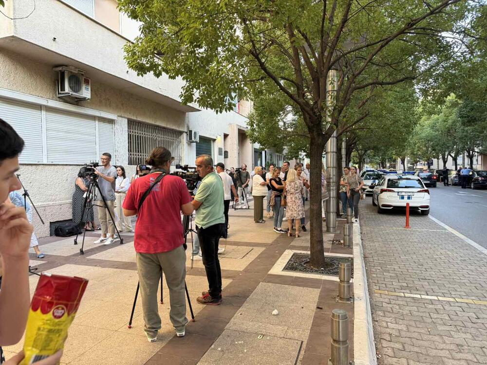<p>"Milojko Spajiću potegni i zovi ministra na ostavku. Ovo nije kraj, tek je početak. Nećemo vam se micati ispred Vlade", rekao je organizator protesta i predstavnik nevladine organizacije (NVO) "Niste sami" Goran Laković</p>